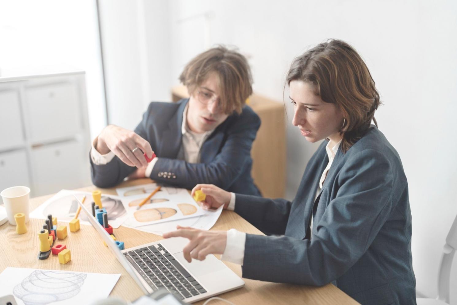 Ambiente de aprendizagem moderno com recursos digitais e presenciais